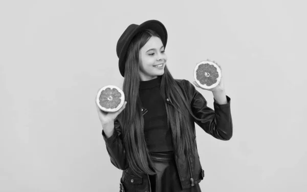 Feliz adolescente menina em chapéu e jaqueta de couro segurar corte de toranja, vitamina — Fotografia de Stock