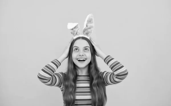 Gelukkig Pasen tiener meisje in konijn konijn konijn oren glimlachen op vakantie, konijn jacht — Stockfoto