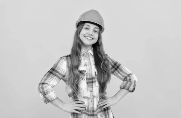 Menina adolescente feliz no capacete e camisa quadriculada, construtor — Fotografia de Stock