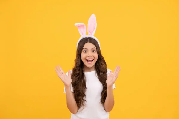 Niño sorprendido en orejas de conejo sobre fondo amarillo, pascua —  Fotos de Stock