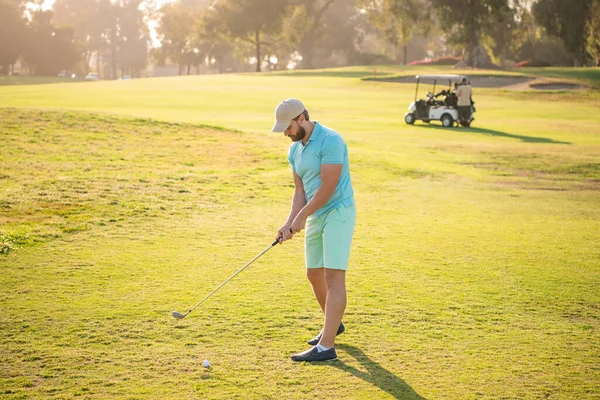 Homme barbu jouant au golf sur l'herbe verte, passe-temps — Photo