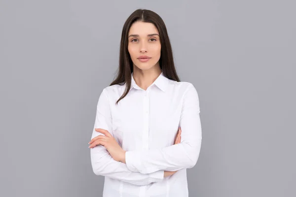 Mujer de negocios en camisa blanca sobre fondo gris, negocios —  Fotos de Stock