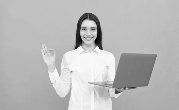 Szczęśliwa kobieta pracująca w sieci. nowoczesny bezprzewodowy laptop. programista używa komputera PC. bizneswoman — Zdjęcie stockowe