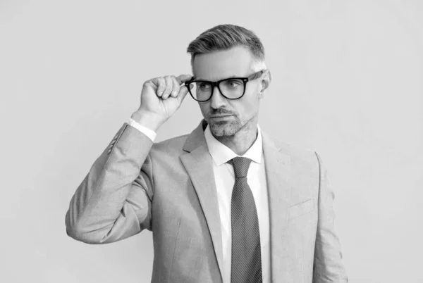 Eyecare ottico. Sembra un nerd. uomo d'affari intelligente e sicuro in giacca e cravatta. — Foto Stock