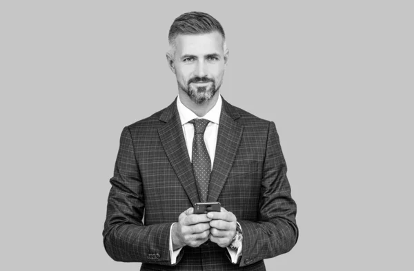 Впевнений бізнесмен чоловік у костюмі введення текстового повідомлення по телефону, балачки — стокове фото