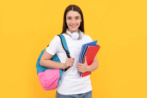 Sorridente senhora em fones de ouvido segurar copybook levar mochila, conhecimento — Fotografia de Stock