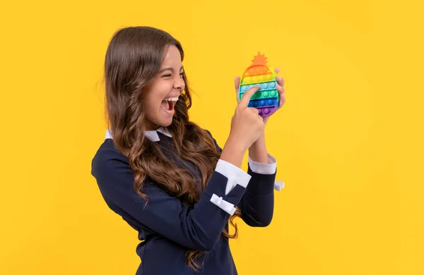 Χαρούμενο παιδί σκάει με pop it σιλικόνη αισθητηριακό fidget παιχνίδι, antistress — Φωτογραφία Αρχείου