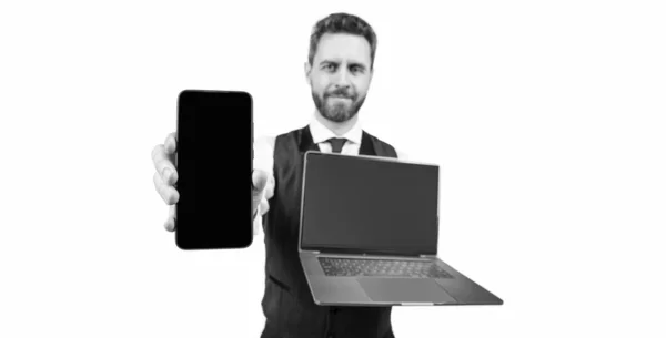 Hombre de negocios utilizando el ordenador portátil y teléfono inteligente. red social y weblog. —  Fotos de Stock