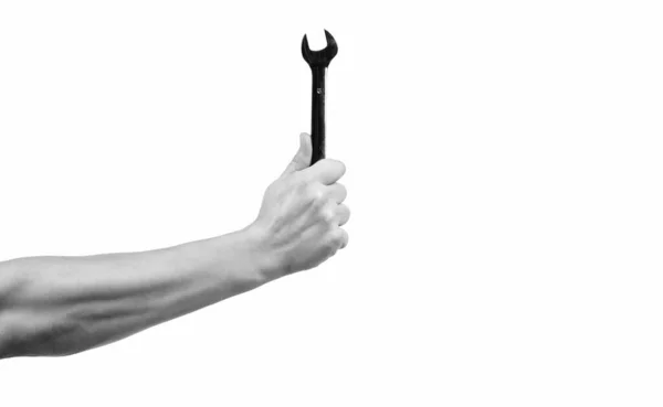 Man håller i skiftnyckel. Bygga och reparera verktyg. hand med reparationsverktyg — Stockfoto
