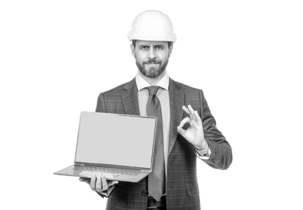 Computerpresentatie. architect heeft een videoconferentie. Ok. man in helm demonstreren groen scherm. — Stockfoto