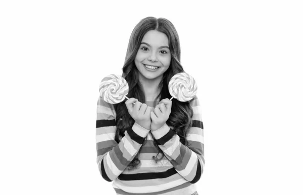 Щаслива дитина в барвистому светрі з цукерками льодяника на паличці ізольована на білому тлі, дитинство — стокове фото