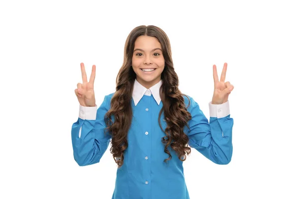 Glad ansikte tonåring flicka med långt lockigt hår isolerad på vit visa fred gest, hud — Stockfoto