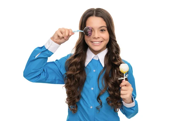 Retrato criança feliz tem cabelo encaracolado longo segurar chocolate doce isolado no branco, infância — Fotografia de Stock