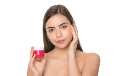 Cilt kremi olan bayan. Günlük alışkanlık ve kişisel bakım. Cilt güzelliği. güzellik kozmetik.