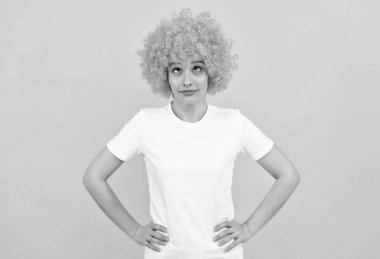 Bu da ne? 1 Nisan şakası. Neşeli bayan eğleniyor. Deliriyor. Şık bir parti havası. Çılgın kadın.