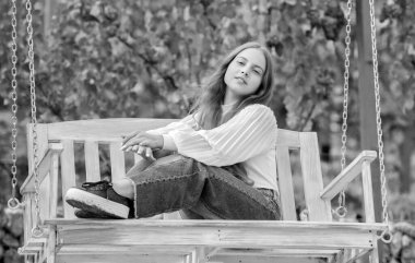 Yaz etkinliği. pozitif duygular. Salıncaktaki çocuk. Çocuk dışarıda sallanıyor..