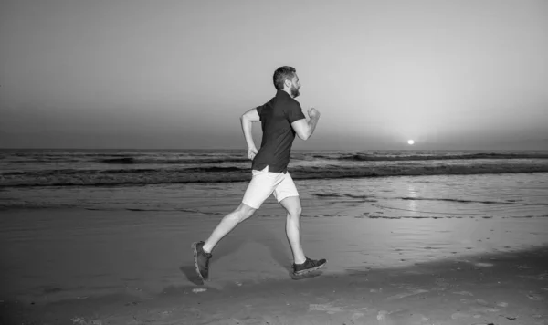 Resistencia y resistencia. corredora corriendo. atleta deportivo correr rápido para ganar en la puesta de sol del mar. —  Fotos de Stock