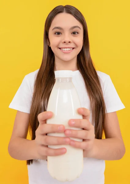 Μπουκάλι γάλα στο χέρι του χαρούμενου παιδιού. παιδί κατέχει γαλακτοκομικό προϊόν ποτών. — Φωτογραφία Αρχείου