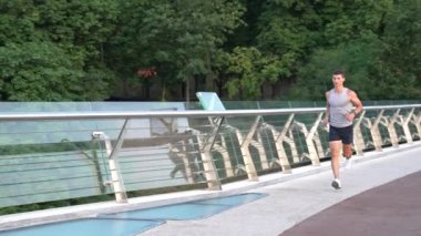 Spor giyim ve antrenman koşusunda kaslı genç koşucu.