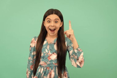 Aha! Mutlu çocuğun mavi bir geçmişi var. Eureka anı. Dahi kız parmağını kaldır. Eureka