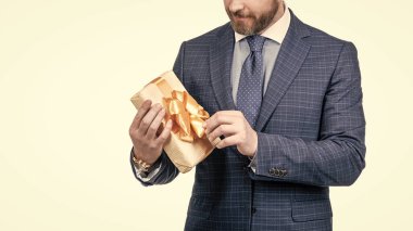 Hadi açalım. Kırpılmış adam romantik bir randevu için hazırlan. Ödül almış bir adam..