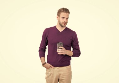 Tıraşsız adam tek kullanımlık fincanı beyaz kahve ya da çayla izole eder..