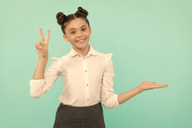 Mutlu öğrenci, fotokopi için açık el işareti ver. Okul satışına geri dön, zafer.