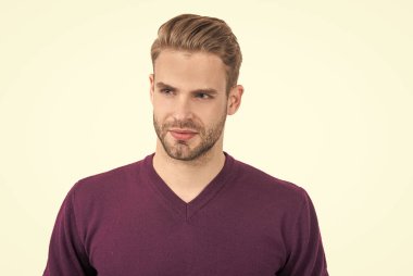 Görünüşün çok moda. Beyaz tenli yakışıklı adam. Erkekler tımar ediliyor. Görünüşü önemseyen