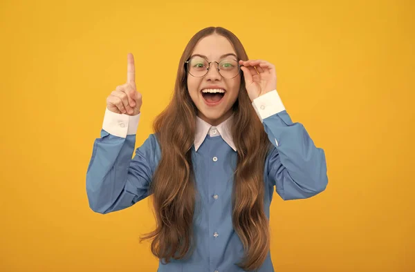 Genius idea. Girl genius with raised finger. Child prodigy in eyeglasses. Wunderkind. School education — Fotografia de Stock