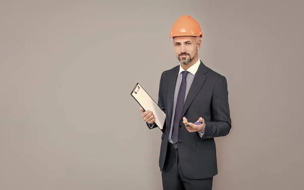 Ceo met bouwdocumenten. volwassen baas met klembord. zelfverzekerde zakenman in helm — Stockfoto