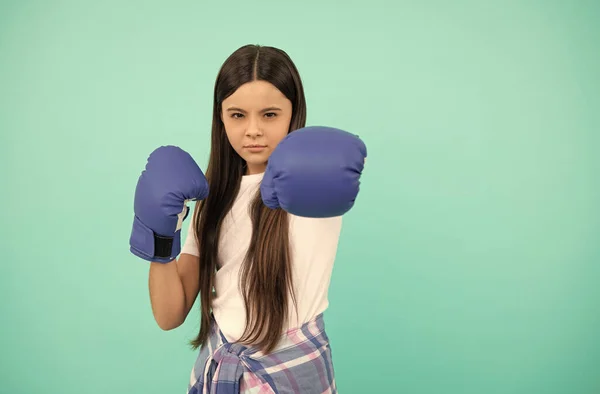 Knockout. moc a autoritu. dospívající dívka v boxerských rukavicích. sportovní výzva. děrování. — Stock fotografie