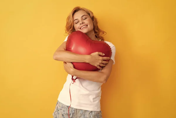 Feliz pelirroja dama celebrar romántico regalo de fiesta globo. caridad y donación — Foto de Stock