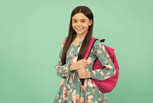 Feliz adolescente chica llevar mochila. de vuelta a la escuela. Día del conocimiento. concepto de educación. —  Fotos de Stock