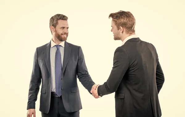 İki iş adamı başarılı iş anlaşmasından sonra el sıkışıyor, hoş geldiniz. — Stok fotoğraf