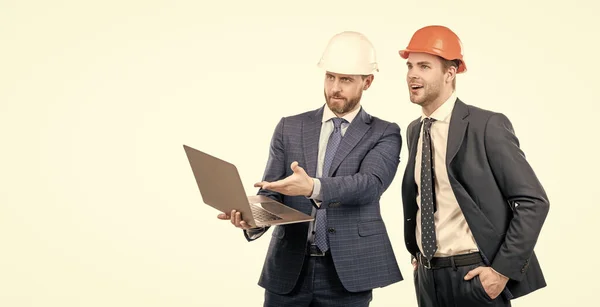 Twee zakenmensen investeerders met computer online geïsoleerd op witte kopieerruimte, business project. — Stockfoto