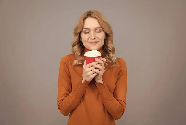 Mujer rubia feliz ebjoinig café con sonrisa — Foto de Stock