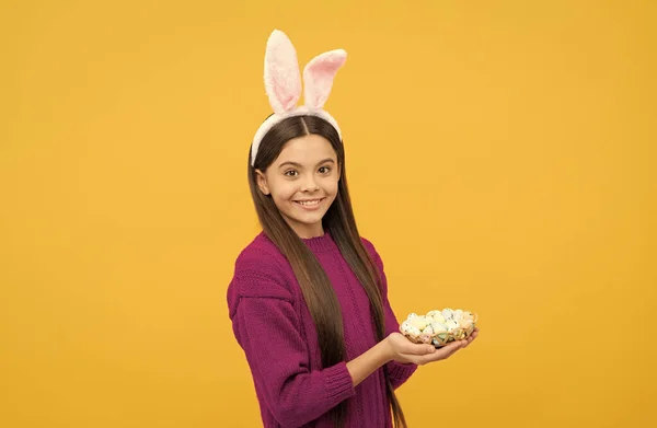 Frohe Ostern Teenie-Mädchen in lustigen Hasenohren halten bemalte Wachteleier, frohe Ostern — Stockfoto