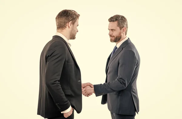 Dos hombres dándose la mano. hombres de negocios en la reunión. jefe y empleado. socios después del acuerdo comercial. — Foto de Stock