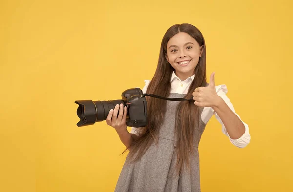 A legjobb. Gyerekkor. tini lány fényképez. A gyerek digitális kamerát használ. boldog gyermek fényképezés. — Stock Fotó
