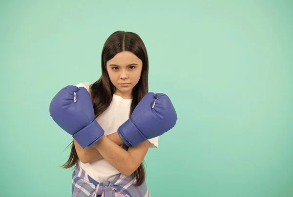 Déterminé boxeur enfant réussi. lutter pour le succès. enfant confiant prêt pour la compétition. — Photo