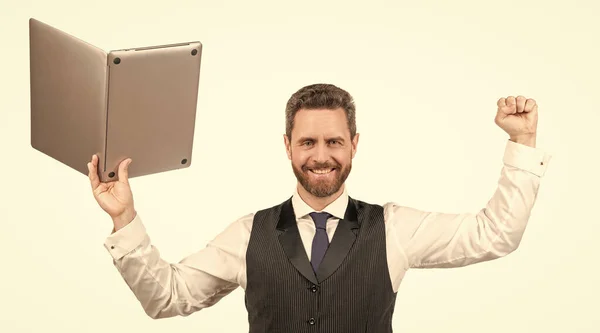 Hombre de negocios feliz con el ordenador portátil aislado sobre fondo blanco, éxito empresarial —  Fotos de Stock