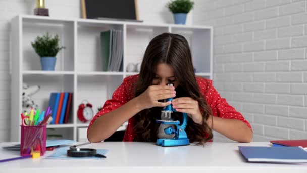 Amazed teen girl researching with microscope, chemistry — Stock Video