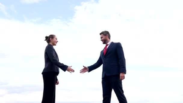 Счастливая женщина и мужчина деловые партнеры пожимают друг другу руки, партнерство — стоковое видео