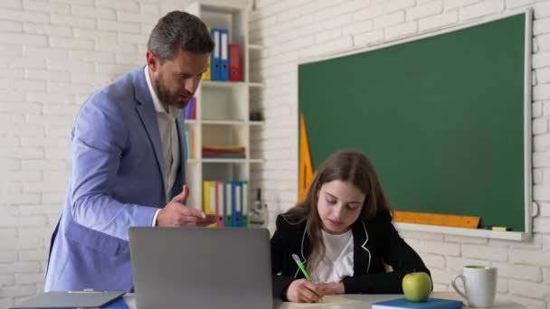 Muž učitel a žák studium online s notebookem ve třídě, vzdělávání online — Stock video