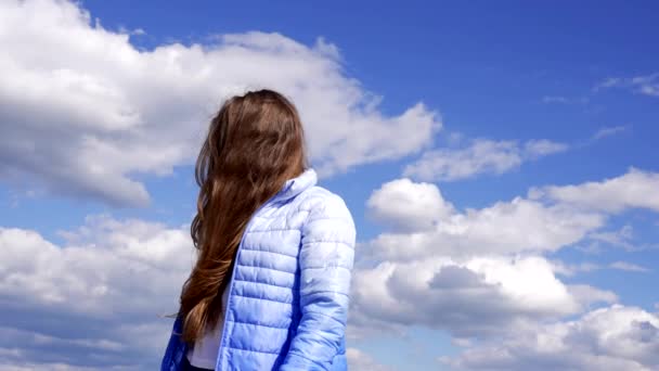 Χαρούμενο παιδί με φθινοπωρινό σακάκι που δείχνει μακριά μαλλιά στο φόντο του ουρανού, ελευθερία — Αρχείο Βίντεο