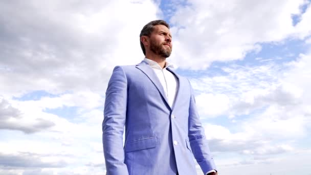 Ambicioso hombre de negocios profesional pose en formalwear en el cielo, hombre de negocios — Vídeos de Stock