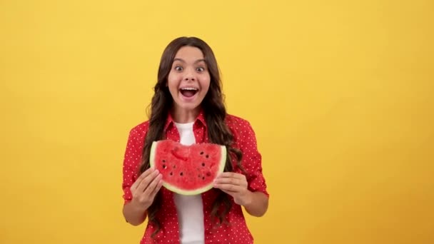 Zaskoczony nastolatek dziewczyna zapach wody melon plasterek, witamina — Wideo stockowe