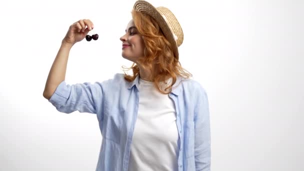 Lachende dame in stro zomer hoed geur en eet verse rijpe zoete kers bes, dieet — Stockvideo