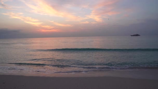 Perfecte zonsopgang zeegezicht met vogels vliegen in de lucht en schip aan de horizon, vakantie — Stockvideo