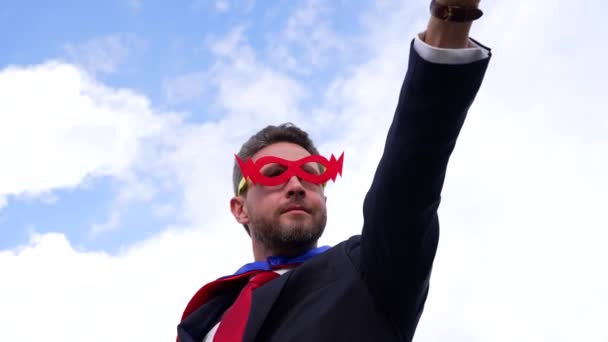 Успішна людина в масці героя на фоні неба, лідерські прагнення — стокове відео